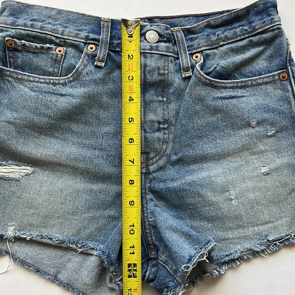 Levi’s Wedgie Jean Shorts - Picture 11 of 12